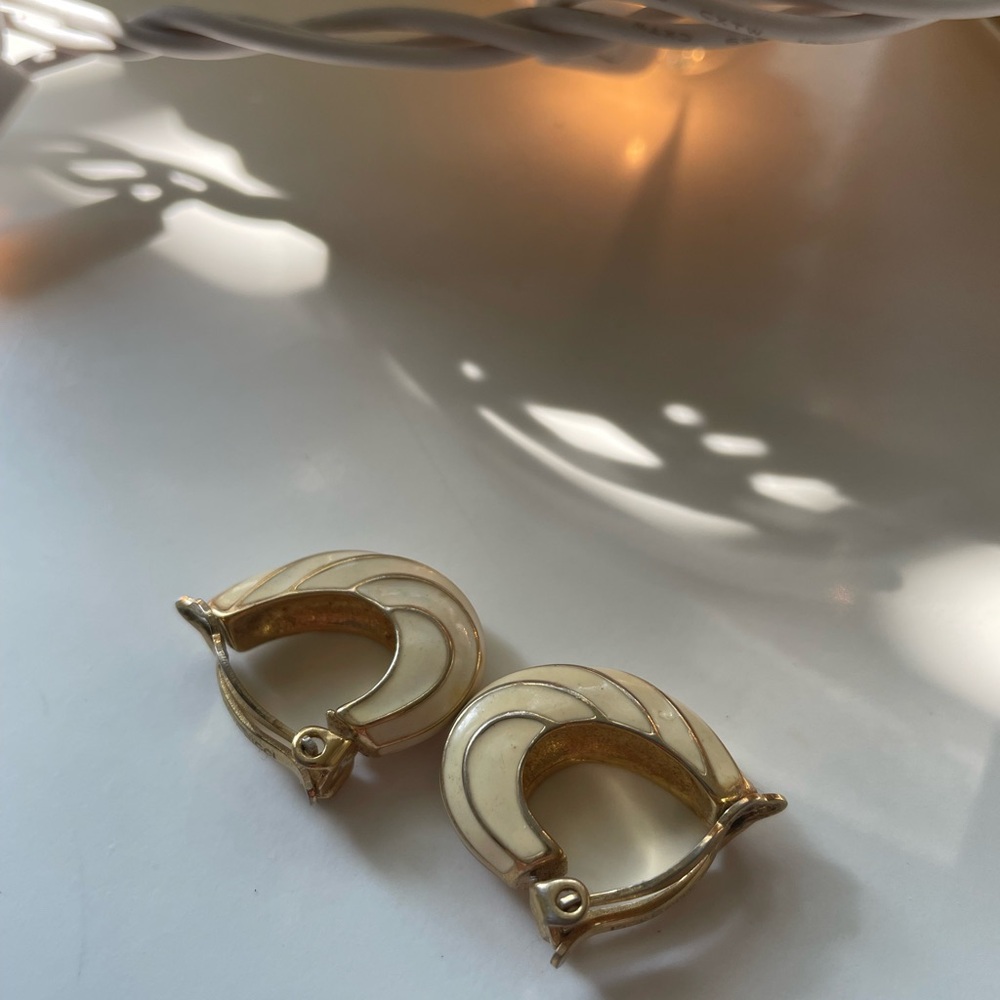 Vintage Nina Ricci Cream and Gold Tone clip on Earrings - Picture 3 of 4